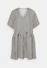 Vestido de manga corta a rayas en blanco y marino, con escote en V, cintura fruncida y corte holgado. Tejido ligero con una textura suave.