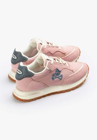 Pantofi sport roz din materiale suede și sintetice, cu un logo al unui schelet albastru, accente gri și o talpă exterioară texturată din cauciuc.