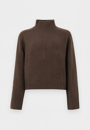 Mørkebrun langærmet striktrøje med ribbet høj hals, manchetter og kant, vist på hvid baggrund.