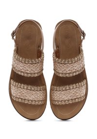 Sandali sintetici intrecciati di colore beige con due ampie cinghie e una fibbia alla caviglia. Soletta in pelle liscia, dettagli intrecciati testurizzati e suola sagomata.