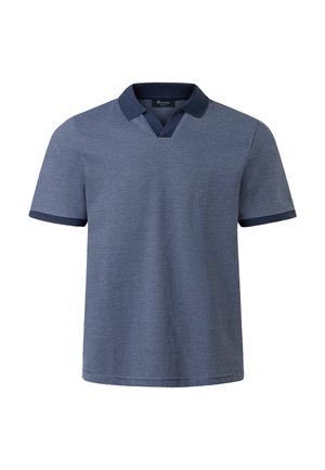 Kortærmet blå polo med tynde horisontale striber, mørkeblå krave og ærmekanter, forfra set på hvid baggrund.