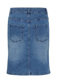 Denimnederdel i mellemblå med en tætsiddende silhuet, to baglommer og lige kant. Stofteksturen ser glat ud med let falmen.