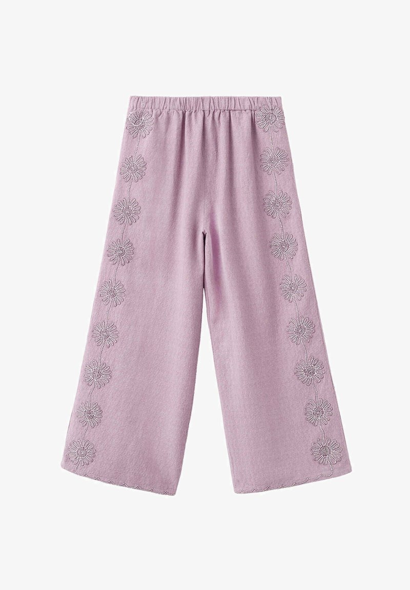 Pantalon large couleur lavande avec ceinture élastique, broderie florale de chaque côté et ourlets festonnés.