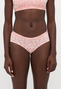Σουτιέν μπραλέτ με σχέδιο λεοπάρ σε ροζ απόχρωση και αντίστοιχα σλιπ. Μαλακό ύφασμα, απαλό υφασμάτινο υλικό, ελαστική ζώνη με λογότυπο, και αντιολισθητικός σχεδιασμός.