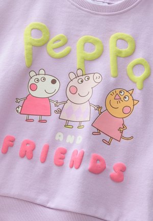 Licht lavendelkleurige trui met een getextureerde, verhoogde afbeelding met "Peppa" in groen en cartoonfiguren: Peppa, Suzy Sheep en Potato Cat, in levendige kleuren.