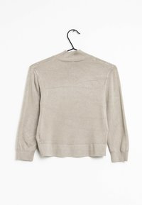 Maglione beige chiaro con maniche lunghe, collo alto e una texture liscia, caratterizzato da un orlo arrotondato e dettagli di cucitura sottili.
