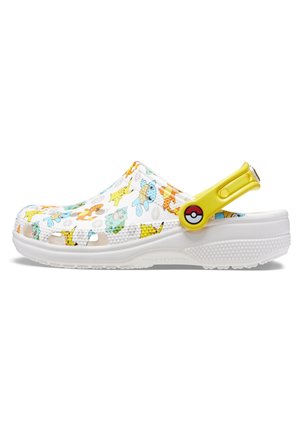 Weißer Clog mit bunten Pokémon-Charakteren, gelber verstellbarer Fersenriemen mit rotem und weißem Pokéball-Symbol.