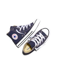 Tumesinised kõrged Converse All Star tossud valgete paelte ja kummist tallaga, valgel taustal.