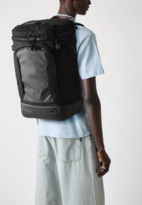 Oakley ENHANCE HYBRID BACKPACK L UNISEX - Sac à dos - black