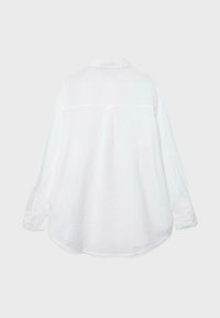 Camicia bianca a maniche lunghe con bottoni, vista da dietro, con colletto e orlo leggermente curvo su uno sfondo semplice.