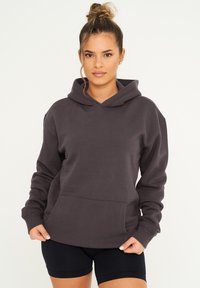 Dunkelgrauer Baumwoll-Hoodie mit einer vorderen Tasche, Kordelzugkapuze und gerippten Bündchen. Glatte Textur mit einem lässigen Schnitt.