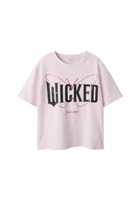 T-shirt en coton rose avec un texte graphique noir "WICKED" et un design de papillon, avec une coupe décontractée et des manches courtes.