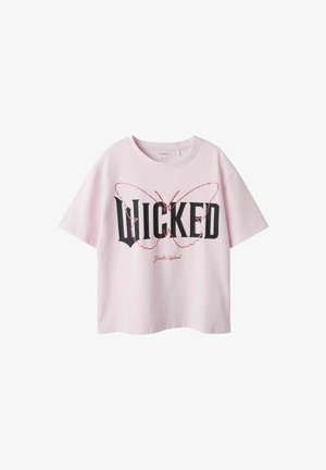 Roze katoenen t-shirt met een zwart grafisch ontwerp van de tekst "WICKED" en een vlinderontwerp, met een relaxed fit en korte mouwen.