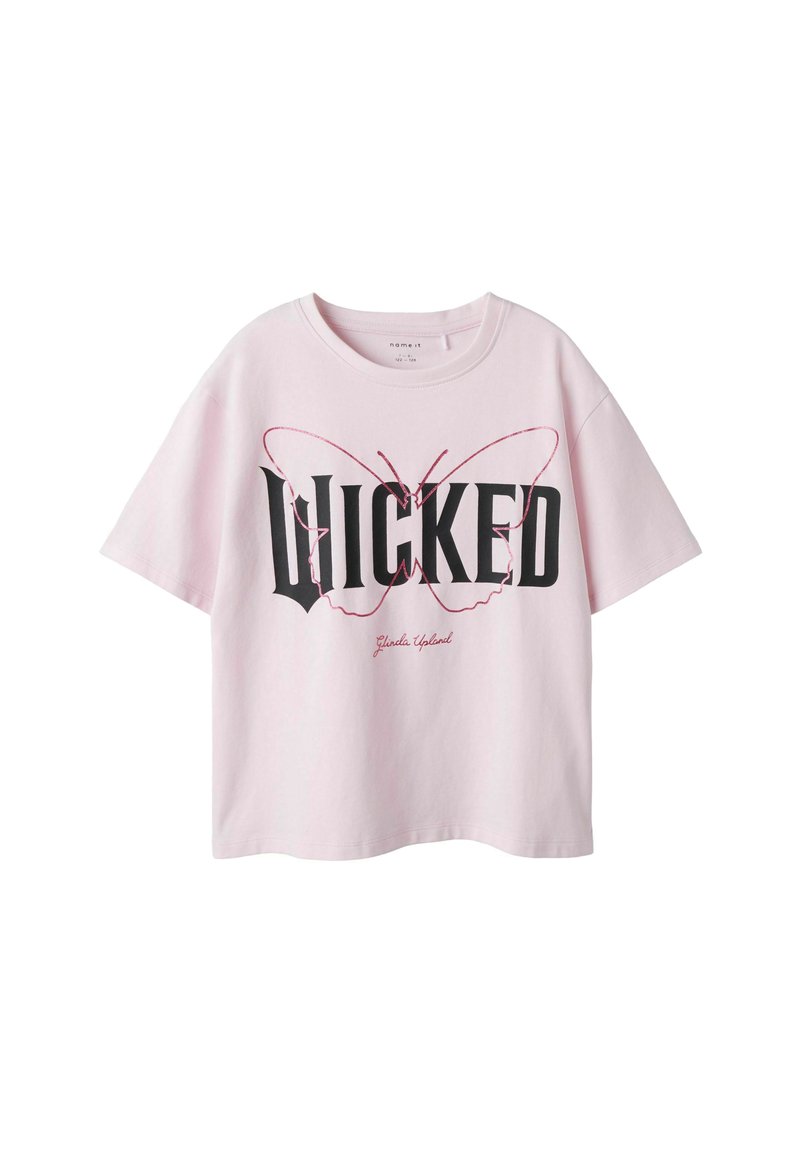 T-shirt en coton rose avec un texte graphique noir "WICKED" et un design de papillon, avec une coupe décontractée et des manches courtes.