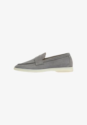 Mocassins en velours gris avec un bout pointu et une bande décorative sur le cou-de-pied, dotés d'une semelle en caoutchouc de couleur claire. Texture lisse, design minimaliste.