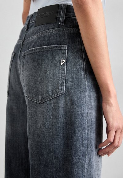 Mørkegrå denimjeans med en avslappet passform, med et svart lærbelte og en sølvmetallakcent på baklommen.