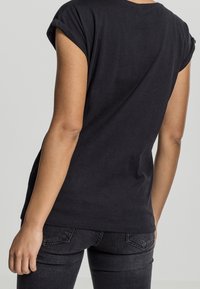 Mister Tee T-shirt med print - black