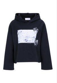 Sweat à capuche court noir avec un imprimé floral rectangulaire blanc et un texte subtil sur le devant, doté de manches longues et d'une capuche avant.