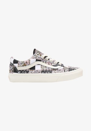 Baskets basses avec semelle blanche, motif floral et patchwork en noir, blanc, rose et beige, et lacets blancs.