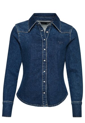 Chemise en denim bleu foncé à manches longues avec col pointu et fermeture par boutons-pression, coupe slim, avec logo brodé subtil sur la poitrine.