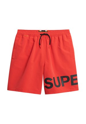 Røde badshorts lavet af letvægtsstof, med elastisk linning og snoretræk, to sidelommer og sort "SUPER" print på den ene side.