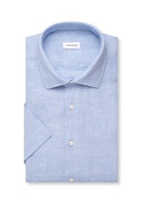 Chemise en lin bleu clair à manches courtes avec col ouvert et boutons blancs, soigneusement pliée montrant le devant et la manche gauche.