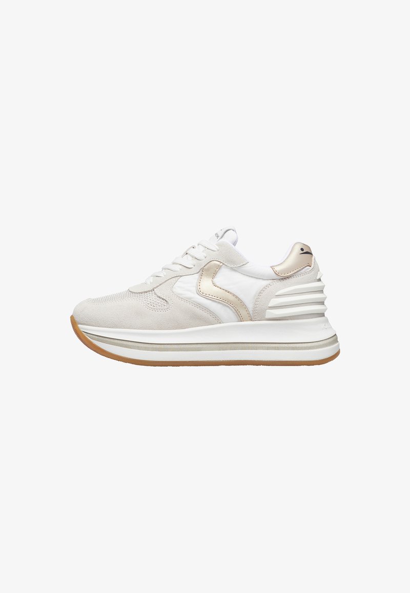 Sneakers con una toma superiore in rete bianca e suede con accenti dorati, una suola intermedia spessa bianca e una suola esterna in gomma grigia testurizzata.