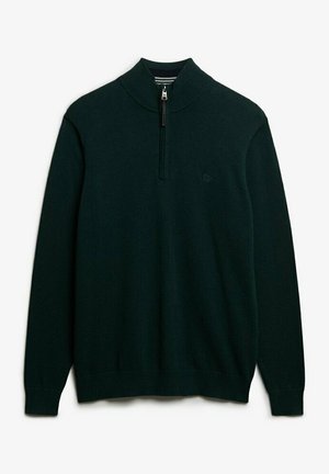 Pull à mailles vert foncé avec un col haut et une fermeture éclair quart de longueur. Présente des poignets et un ourlet côtelés, ainsi qu'un emblème logo discret sur la poitrine.
