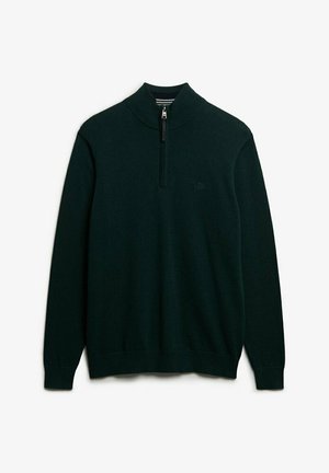 Pull à mailles vert foncé avec un col haut et une fermeture éclair quart de longueur. Présente des poignets et un ourlet côtelés, ainsi qu'un emblème logo discret sur la poitrine.