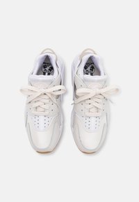 Nike Sportswear AIR HUARACHE - Sapatilhas - phantom/white/fossil/light brown/black