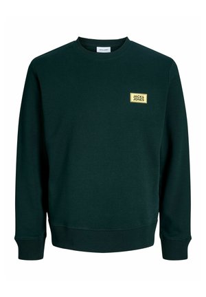Sweat-shirt vert foncé à col rond avec manches longues et un petit patch jaune avec le logo Jack & Jones sur la poitrine gauche.