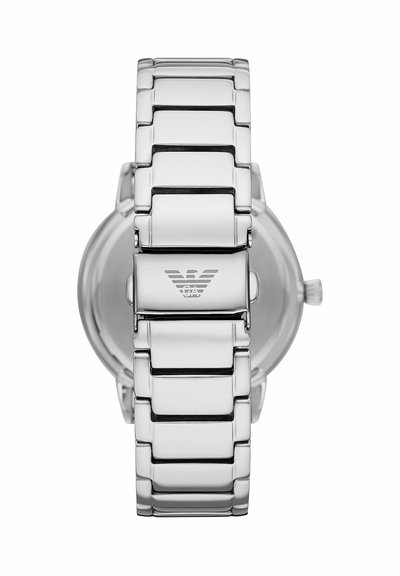 Srebrny metalowy zatrzask do zegarka z połączoną bransoletą i wytłoczonym logo Armani, pokazany od tyłu z widoczną koronką zegarka.