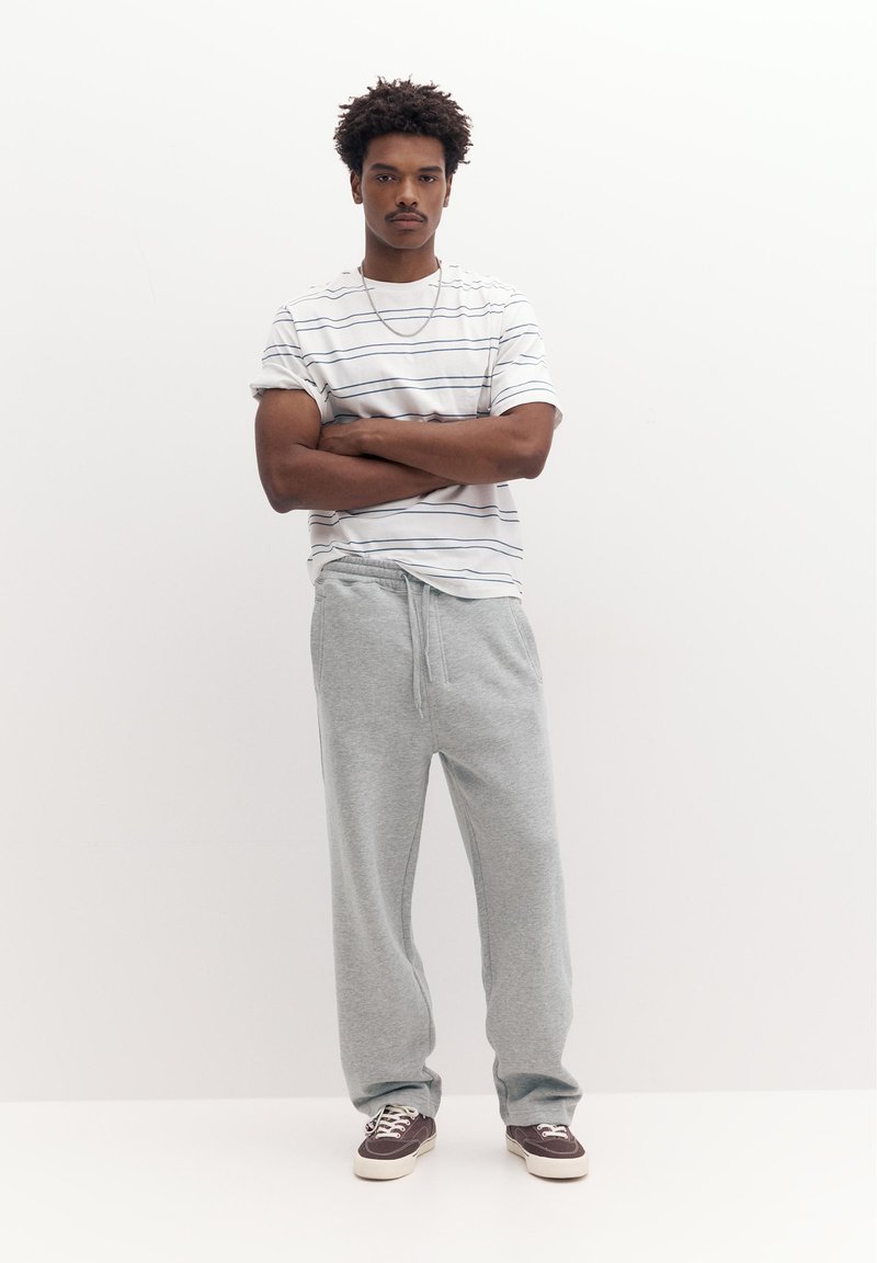 Shop the look | Pull&Bear United Arab Emirates 【送料無料】 プルアンドベアー メンズ カジュアルパンツ ボトムス Pull&Bear interlock sweatpants in gray Gray