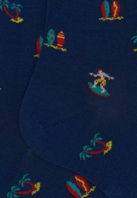 Marineblaue Socken aus weichem Material mit lebhaften Mustern von Surfbrettern, Palmen und einem Surfer, mit einem detaillierten Strickdesign.