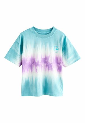 Tričko s krátkym rukávom tie-dye v tyrkysovej, bielej a fialovej farbe s malou potlačou lebky s náhlavnými slúchadlami na ľavej strane hrudníka.