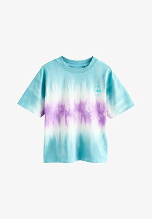 Rövid ujjú tie-dye póló türkiz, fehér és lila színekben, bal mellrészen egy kis fejhallgatós koponya grafikával.