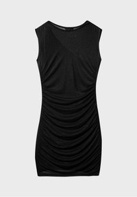 Robe mini noire sans manches à fronces, col rond et silhouette ajustée sur fond uni clair.
