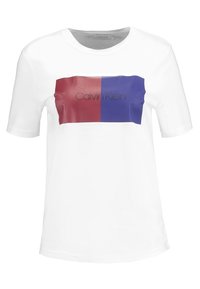 Bílý tričko s krátkým rukávem zdobené červeným a modrým obdélníkovým grafickým prvkem, na kterém je uprostřed vytištěno "Calvin Klein" černým písmem.