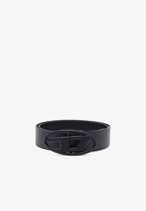 Cinto de couro preto com um acabamento texturizado, apresentando uma grande fivela oval com um design minimalista e um acabamento preto fosco.