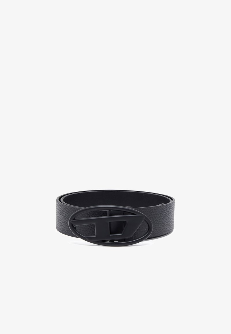 Cinto de couro preto com um acabamento texturizado, apresentando uma grande fivela oval com um design minimalista e um acabamento preto fosco.