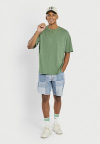 Redefined Rebel TOKE TEE - Lihtne T-särk - myrtle