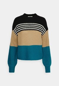 Dicker Strickpullover mit schwarzem Oberteil, weißen und schwarzen Streifen, beiger Mittelpartie und türkisfarbenem Unterteil sowie Ärmeln.