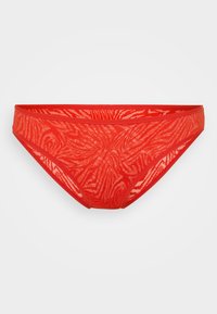 Bikini de encaje rojo con un patrón de olas texturizado, que cuenta con una suave cinturilla elástica. El acabado semitransparente realza el interés visual del diseño.