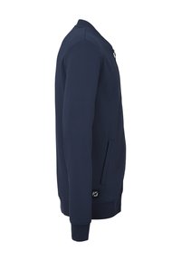 Sweatshirt bleu marine avec une fermeture éclair frontale, des poches latérales, des poignets côtelés et un patch logo en bas. Texture de tissu lisse, design ajusté.