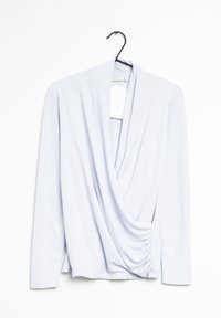 Vaaleansininen pitkähihaisia paita, jossa on laskostettu etuosa, valmistettu pehmeästä kankaasta. Ominaisuuksiin kuuluu pyöreä pääntie ja rypytetty yksityiskohta sivulla.