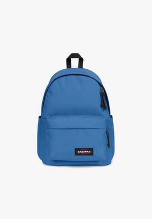 Sininen kangasreppu, jossa on pyöristetty yläosa, etupussukka vetoketjulla, kaksi mustaa olkahihnaa ja päällikahva. Varustettu Eastpak-logo-tarralla.