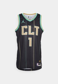 Maillot de basket-ball noir avec "CLT" et le numéro "1" en lettres dorées en gras. Il présente des accents teal et une texture en tissu en maille.