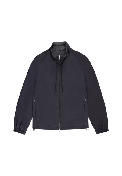 Granatowa kurtka na zamek z wysokim kołnierzem, elastycznymi mankietami i bocznymi kieszeniami na zamek, rozłożona na białym tle.