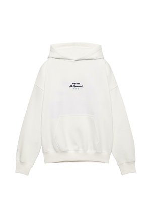 Bela obleka s kapuco z žepom spredaj in majhnim črnim besedilom ter tremi grafičnimi zvezdami, ki so na sredini prsnega koša.