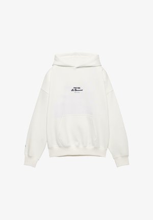 Bílá mikina s kapucí, přední kapsou a malým černým textem a třemi hvězdami uprostřed na hrudi.